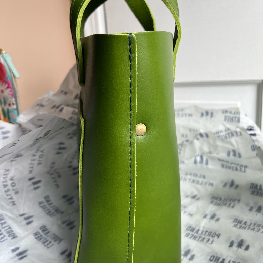 Portland Leather Green Apple mini crossbody - Picture 2 of 8